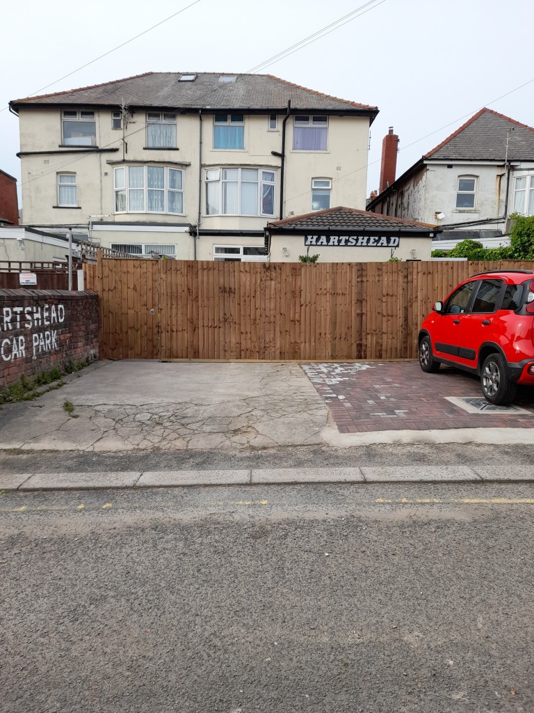 Lot: 32 - FORMER GUEST HOUSE WITH POTENTIAL - Parking to rear
